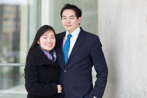 Dieses Bild zeigt Dehua Chen, er ist Finanzberater in Hamburg und Finanzcoach in Berlin. Er bietet professionelle Finanzberatung auf deutsch, englisch und chinesisch in Hamburg/Berlin an.