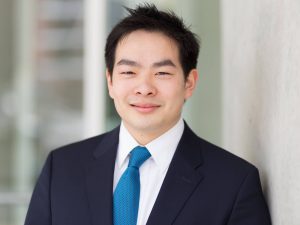 Dieses Bild zeigt Dehua Chen, er ist Finanzberater in Hamburg und Finanzcoach in Berlin. Er bietet professionelle Finanzberatung auf deutsch, englisch und chinesisch in Hamburg/Berlin an.